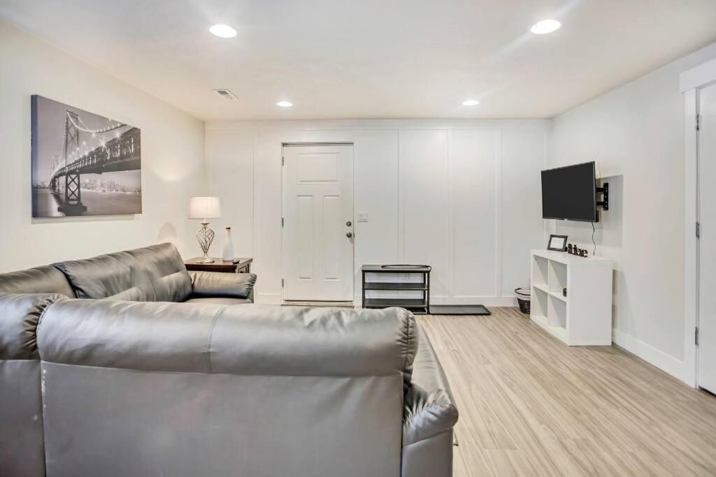 New Furnished 2Bd Apt! Great For Long Stays Vineyard Екстер'єр фото